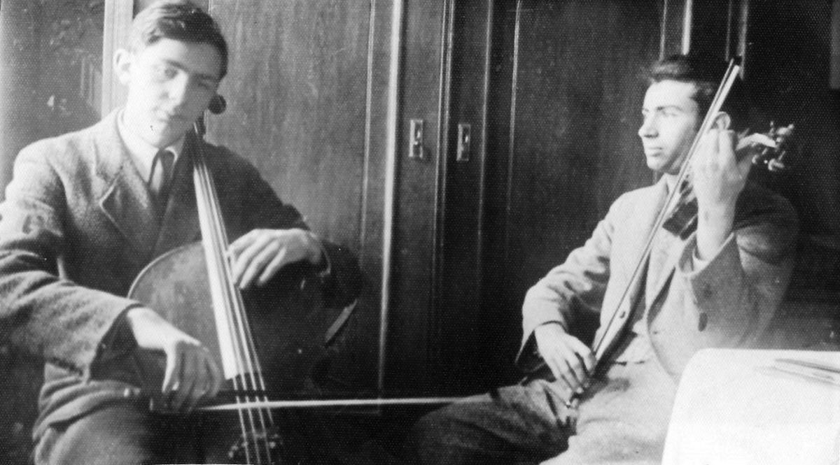 Image of Simon Bakman playing the violin with his brother Isaac playing the cello.